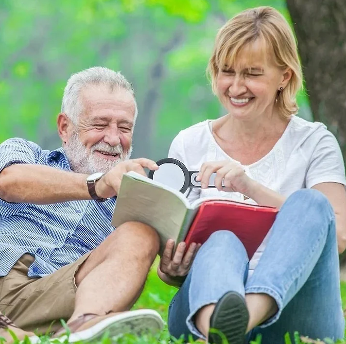 Thermabuild | 30x Magnifying Glass For Seniors